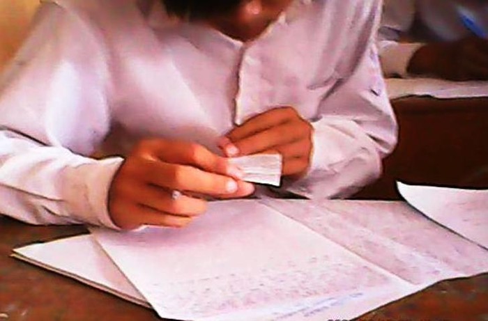 Thí sinh tại Hội đồng thi Trường THPT DL Đồi Ngô ngang nhiên chép bài trong kỳ thi tốt nghiệp THPT 2012